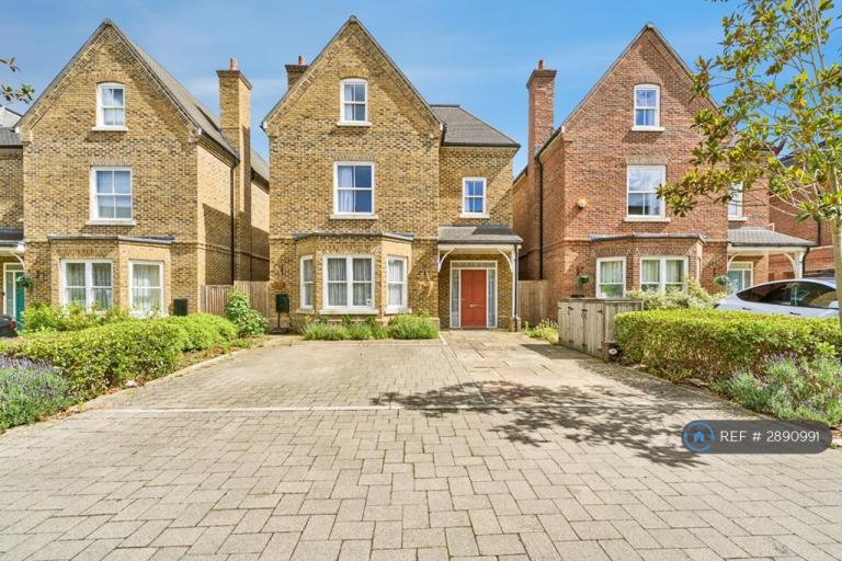 5 bedroom house in Barrons Chase, Richmond, TW10 (5 bed) (#2890991)