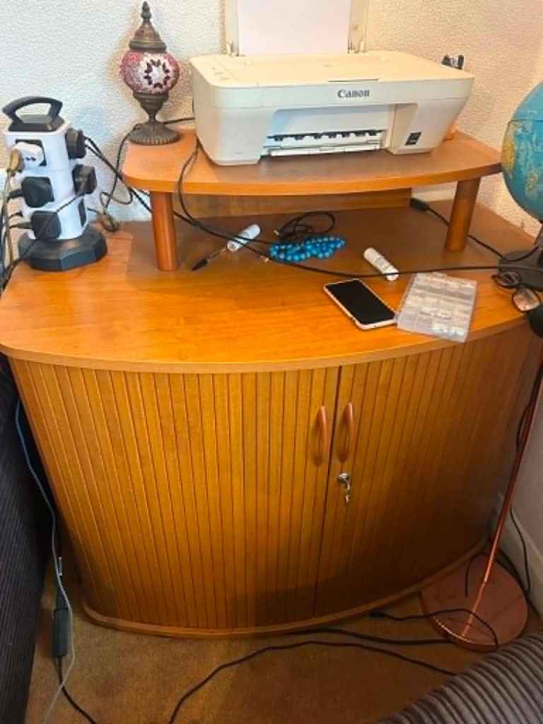 Desk with two keys ( items not included ) 