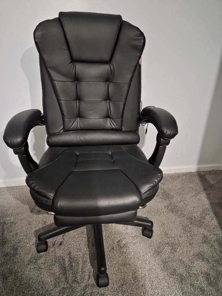 Black computer chair 