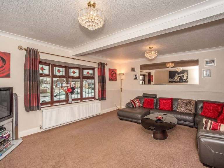 Immaculate & Spacious 2 bedroom Detached House to let at Upminster Road, Rainham RM13, 