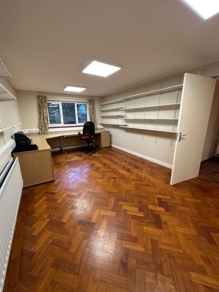 220sq foot office to rent sheering cm22