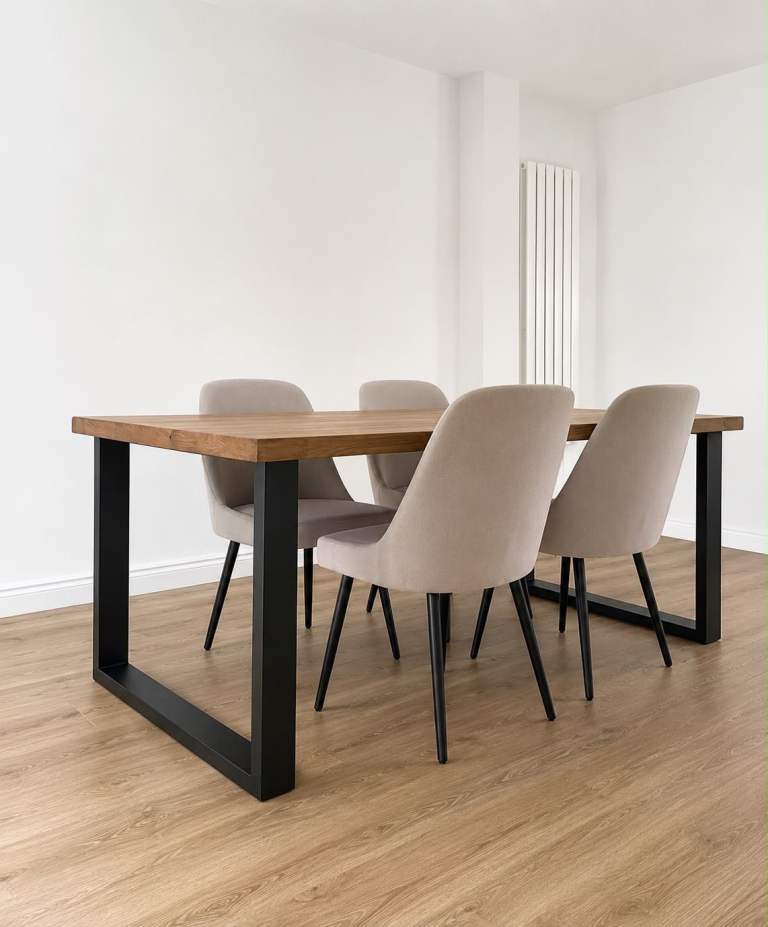 Oak dining table and 4 chairs 