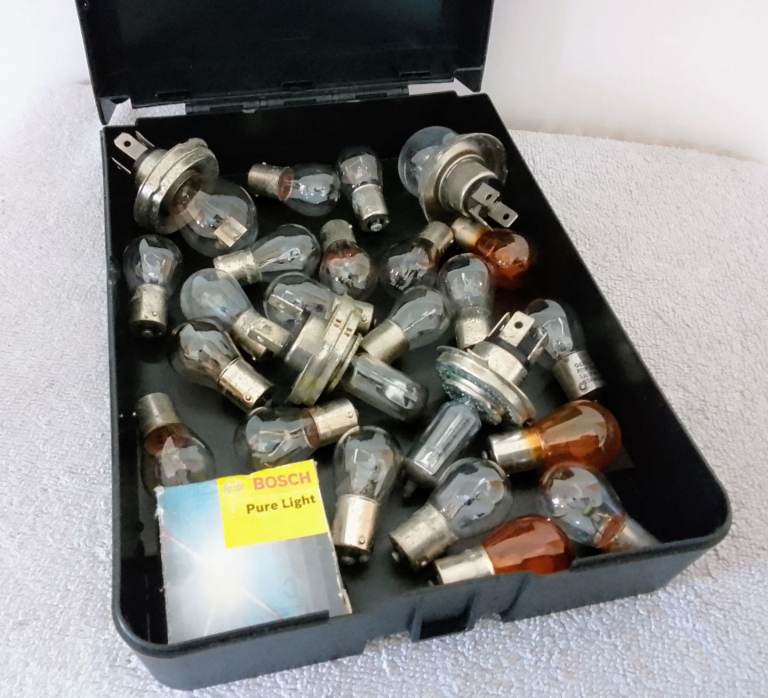 BOX OF VARIOUS SIZED/TYPES CAR LIGHT BULBS (FRONT & REAR)