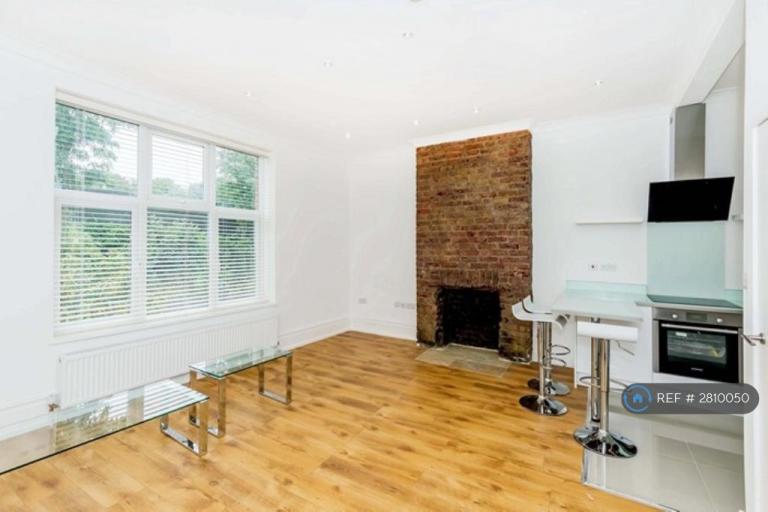 1 bedroom flat in Wightman Road, London, N4 (1 bed) (#2810050)