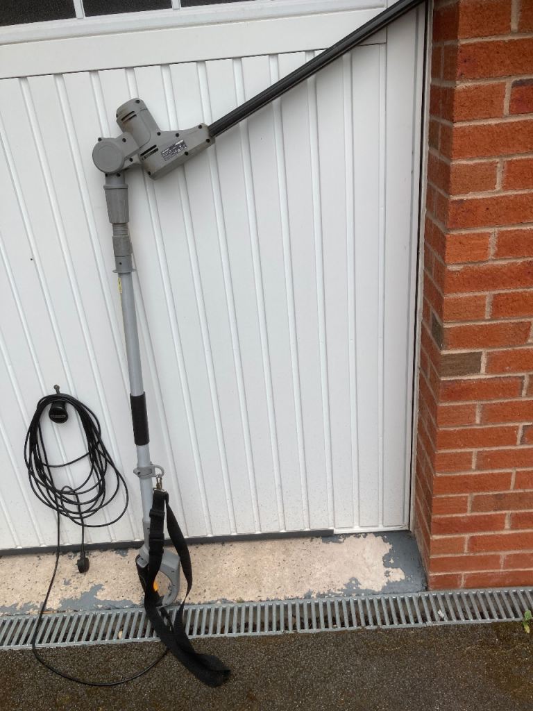Heavy duty electric hedge cutter