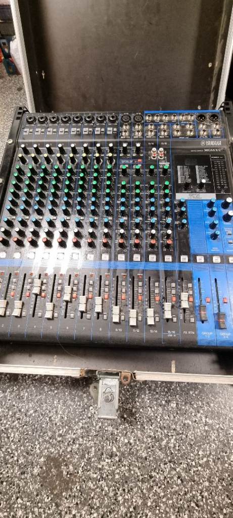 Yamaha MG16XU 16-Channel Mixing Desk with Flight Case