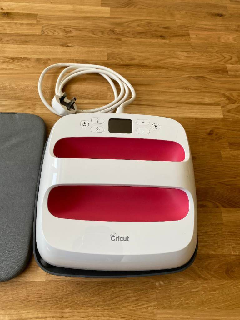 Cricut EasyPress 2 Heat Press Machine with original Cricut Mat – As Good As New