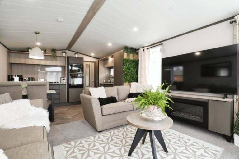 Large Double room with bathroom to rent long term