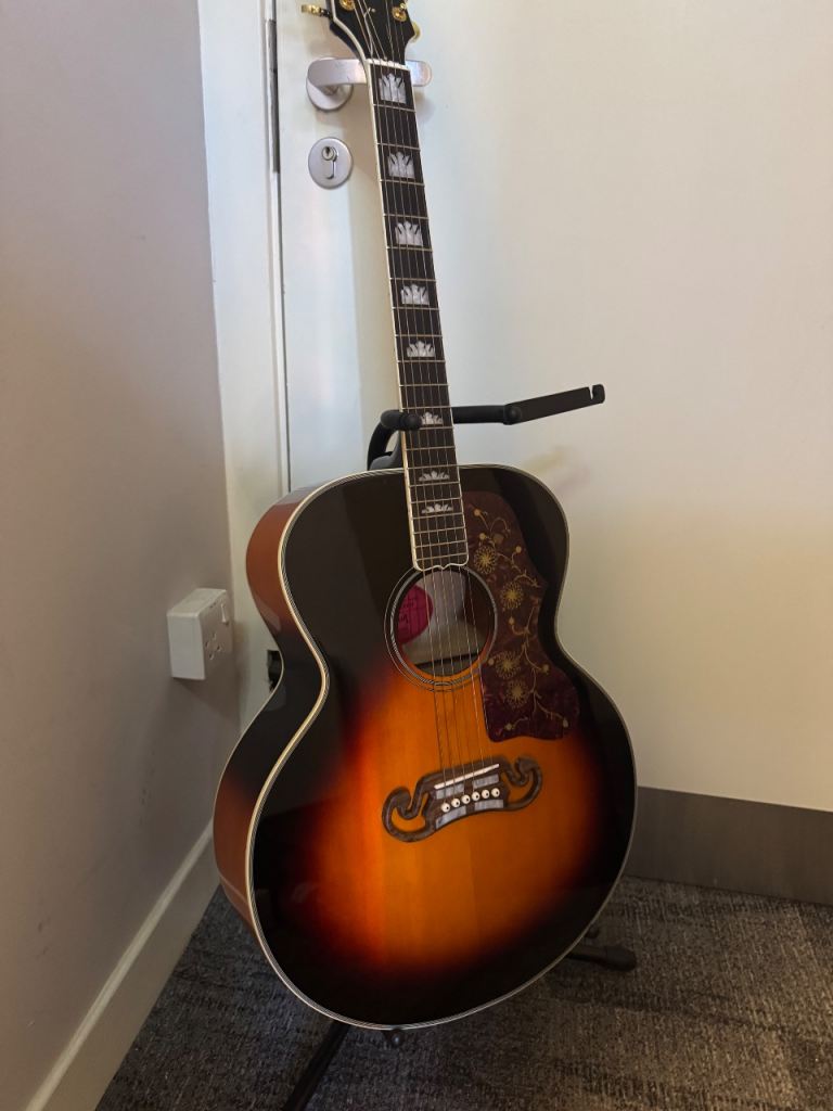 Gibson SJ-200