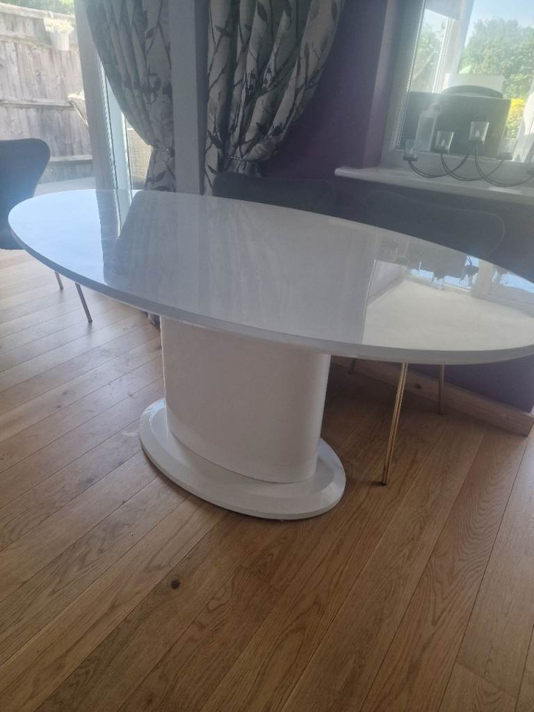 Modern White Gloss Dining Table – Good Condition