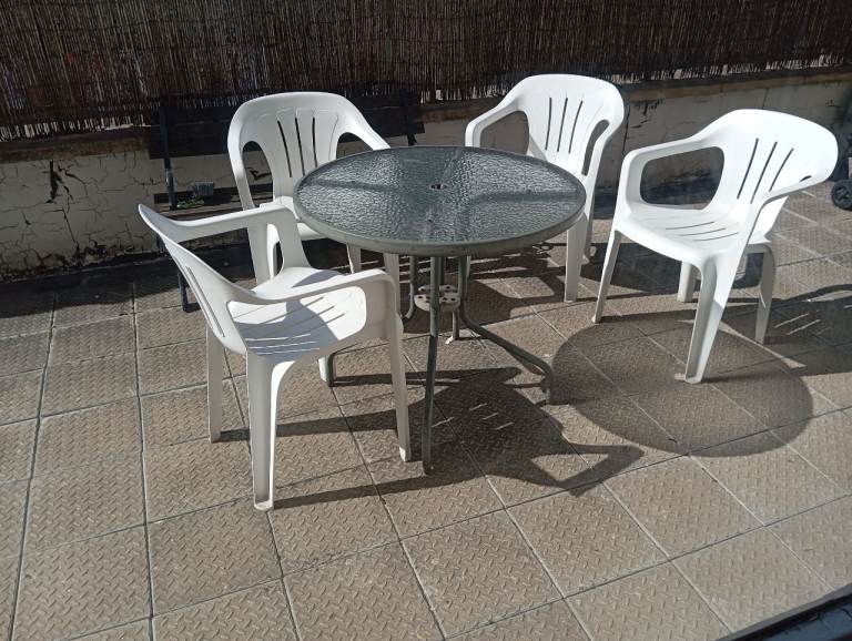 Room to rent, weekly or monthly, furnished,, bills included large room with large private balcony
