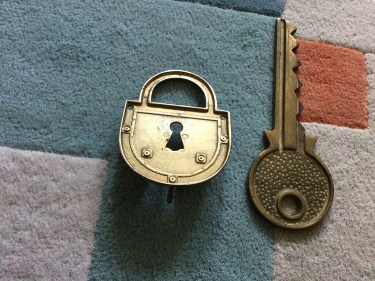 KEY HOLDER      ORIGINAL ITEM 