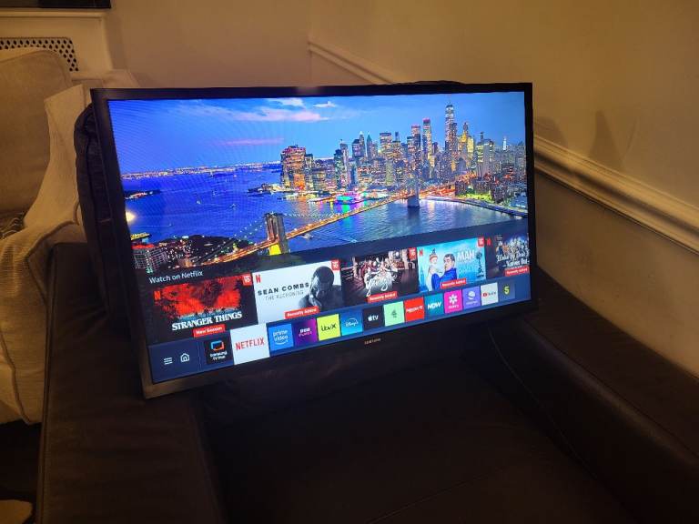 SAMSUNG UHD HDR LED SMART TV 32 INCH NEW