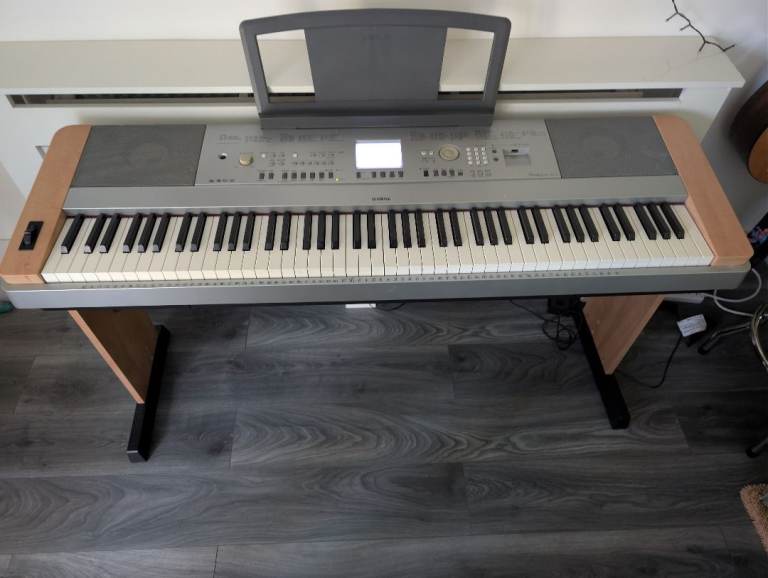 Yamaha Portable Grand DGX-640