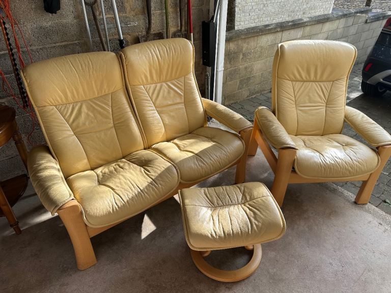 Ekornes Stressless Leather Suite with Footstool – Cream