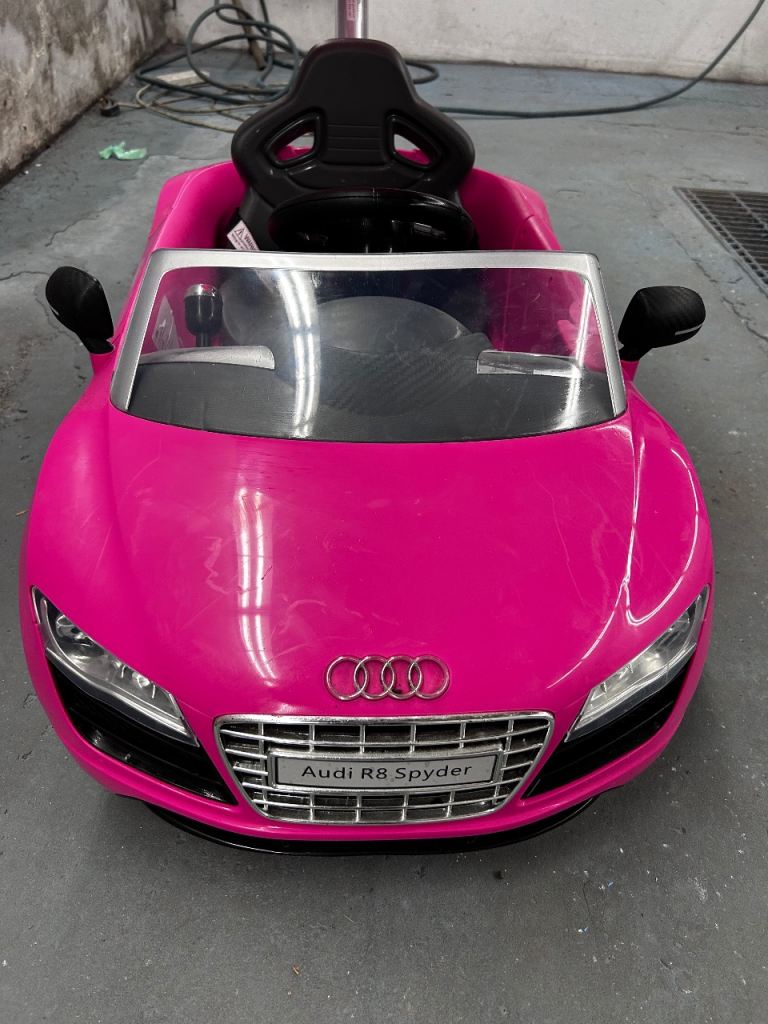 Pink Audi R8 Spyder 