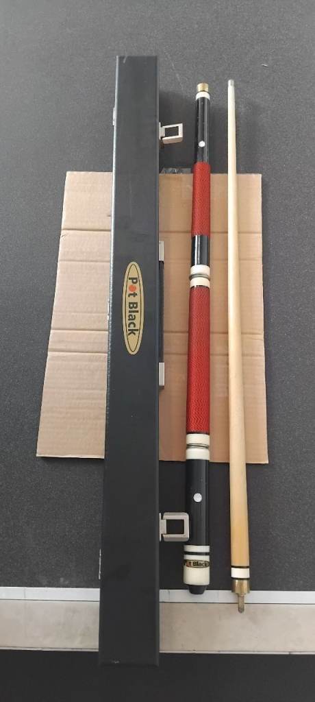 Potblack snooker cue with hard case