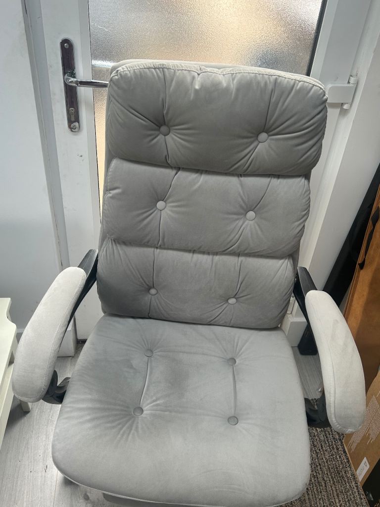 Grey Office Chair with Footrest – Good Condition