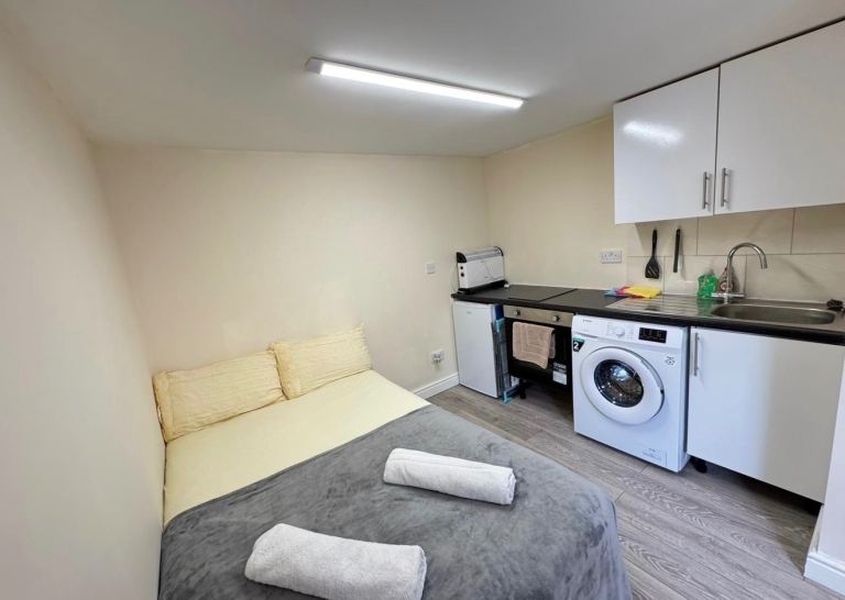 MODERN STUDIO AVAILABLE - NW11 9RP