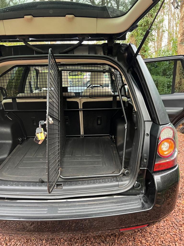 Dog guard and divider for freelander 2 genuine landrover 