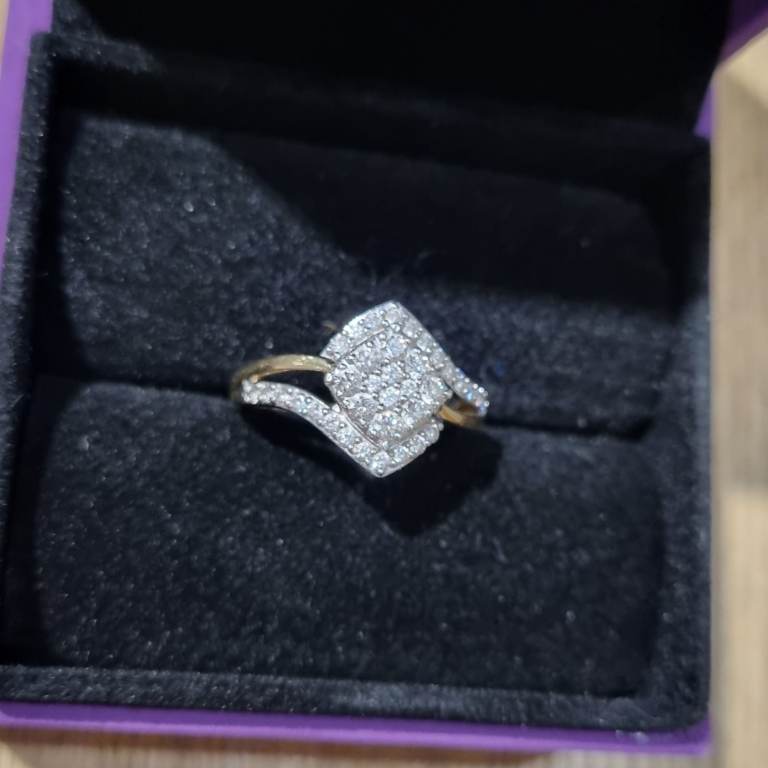 Gold 9ct Diamond cluster ring.  0.50ct. 