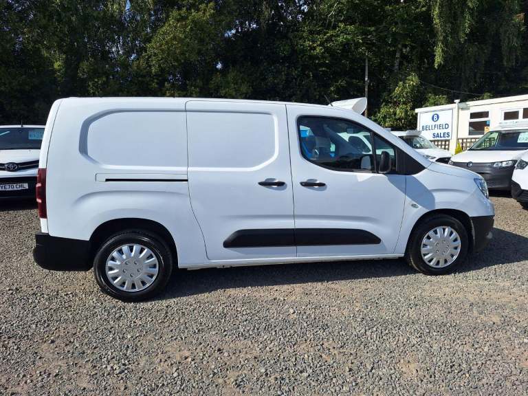 VAUXHALL COMBO 1.5 Turbo D 2300 Edition 5 seat crew combi van White Manual Diese