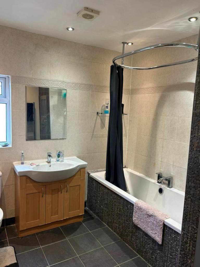 Fully Furnished Rooms Available in House Share. Ideal for UC Applicants 35 years old and over.