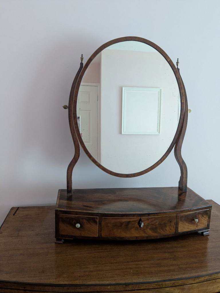 Dressing tabletop mirror
