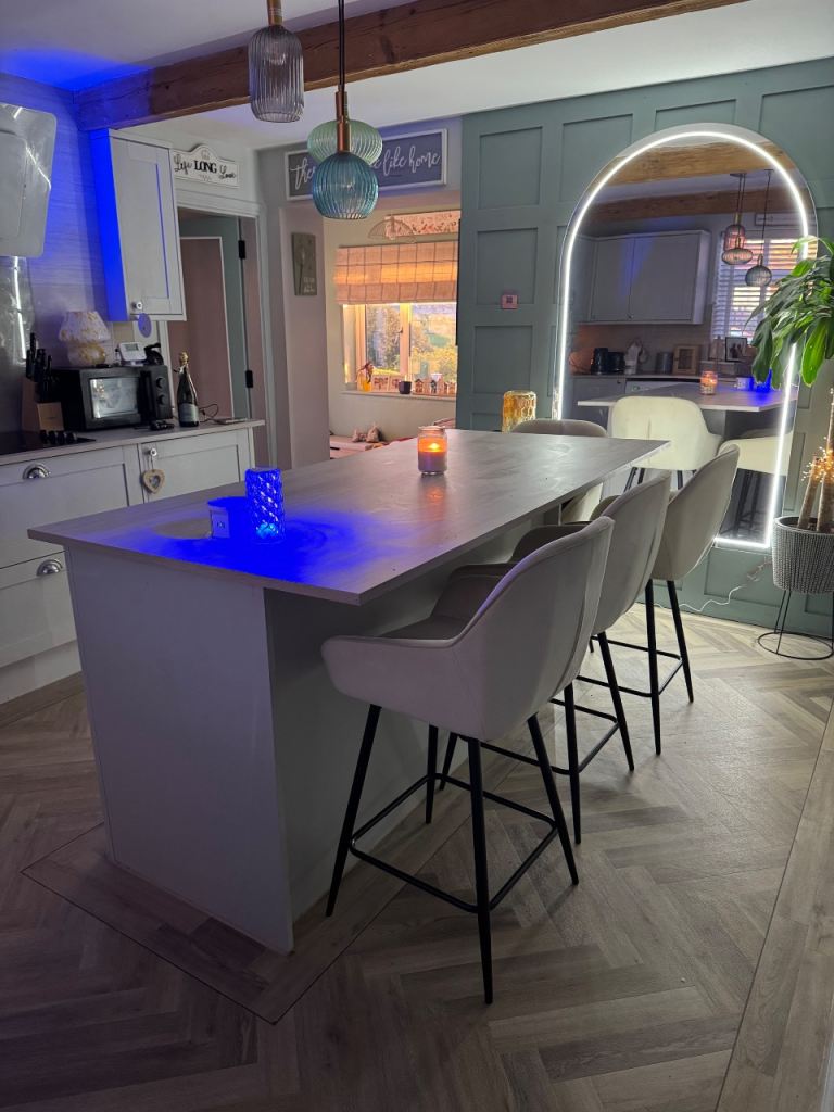 Nearly new breakfast island with stoola