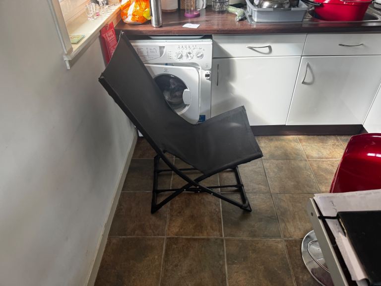Folding chair (reserved)