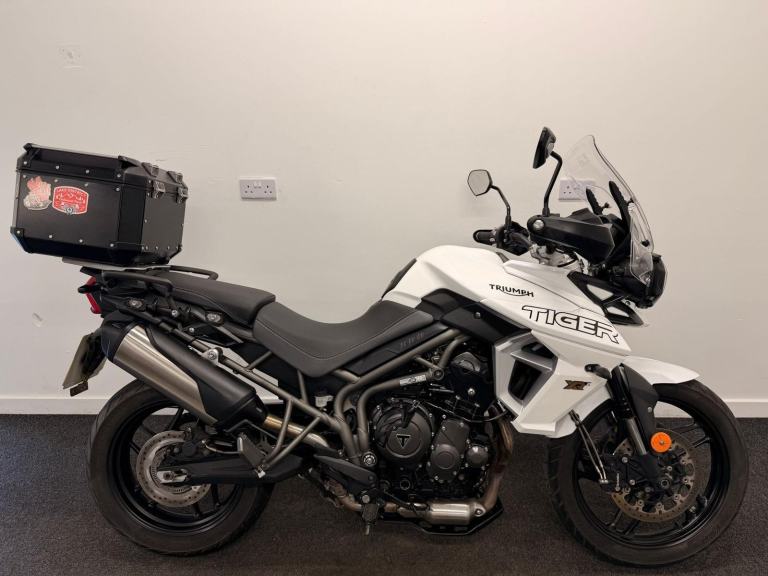 TRIUMPH TIGER 800 XRX LOW ** ONE OWNER - TOP BOX - LOW FRAME MODEL ** 