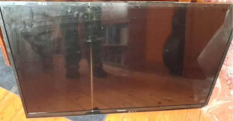 Panasonic 40" Flat Screen TV with swivel wall bracket – Good Condition