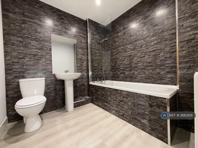 4 bedroom flat in Little Bedford Street, North Shields, NE29 (4 bed) (#2663129)