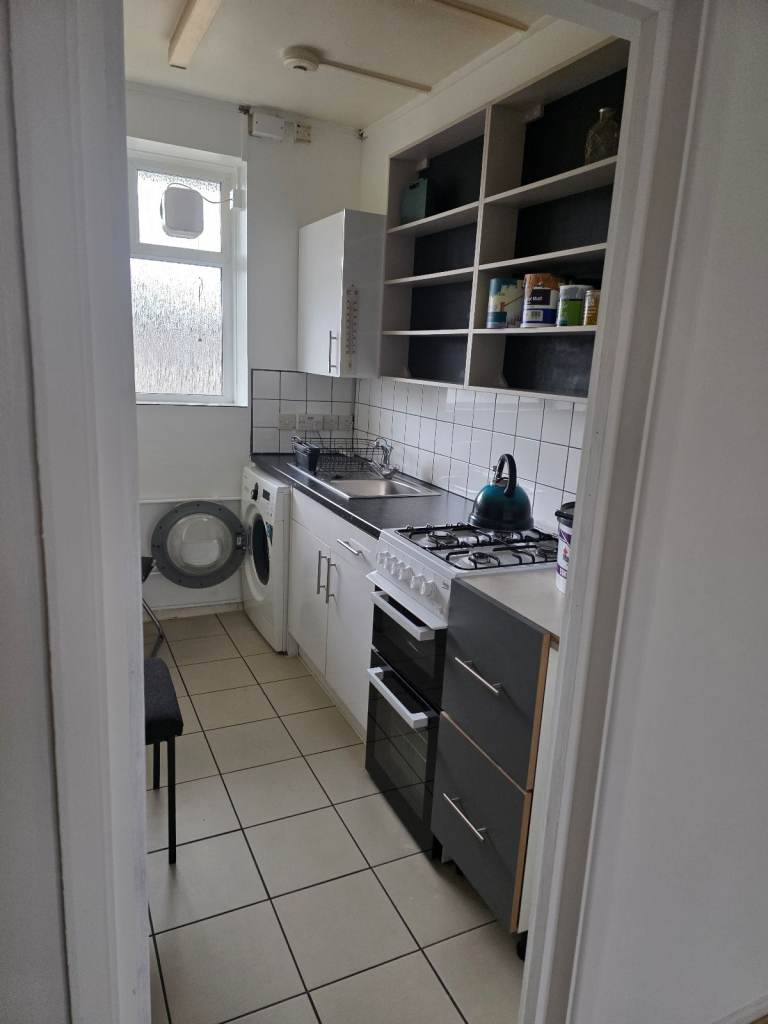 1 bedroom flats.  1 minutes away from clapton Direct with landlord