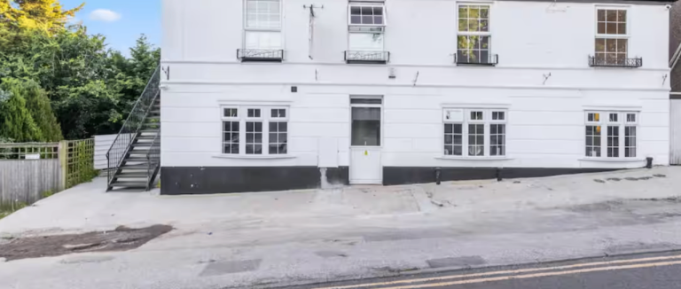 Room with En suite bathroom and shared Lounge in Canterbury