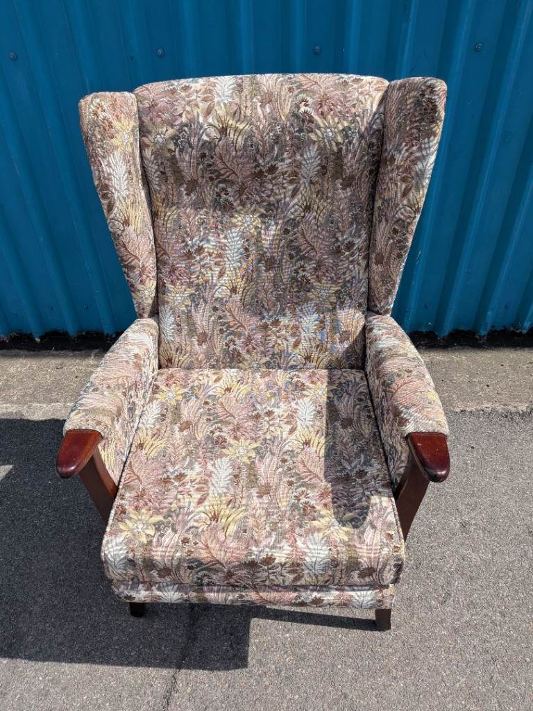 Traditional Style Fireside Armchair 
