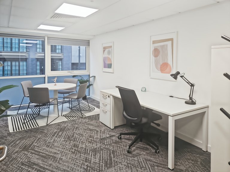 Manchester - M14DZ \ Rent a Small Office