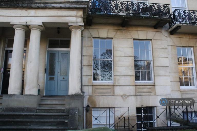 3 bedroom flat in Jesmond House, Cheltenham, GL50 (3 bed) (#3017697)