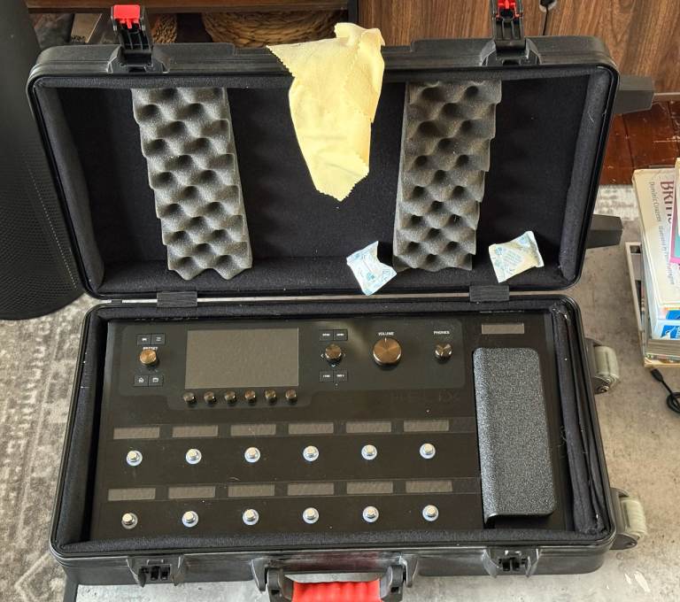 Line 6 Helix Floor w/ Fitted Gator Case