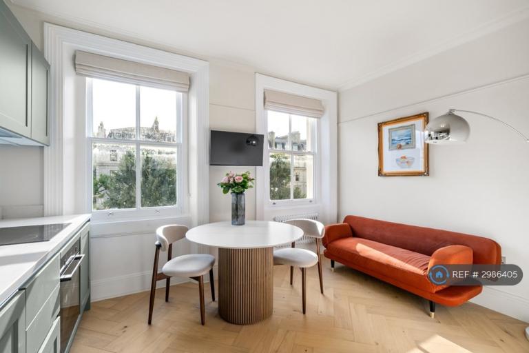 1 bedroom flat in Queen's Gate, London, SW7 (1 bed) (#2986405)