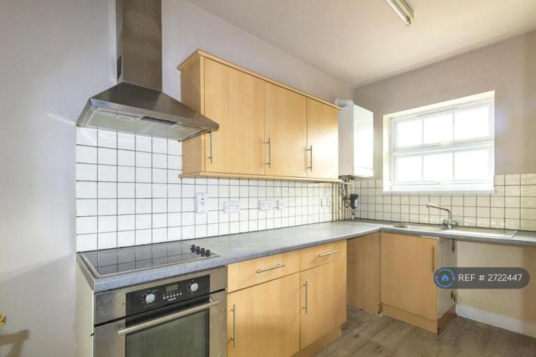 3 bedroom flat in Duncombe Street, Bletchley, Milton Keynes, MK2 (3 bed) (#2722447)