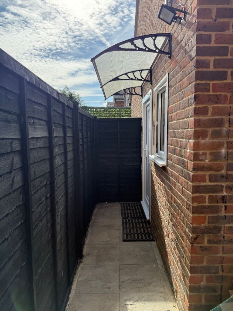 New Studio Flat – 6 Mins to Gatwick