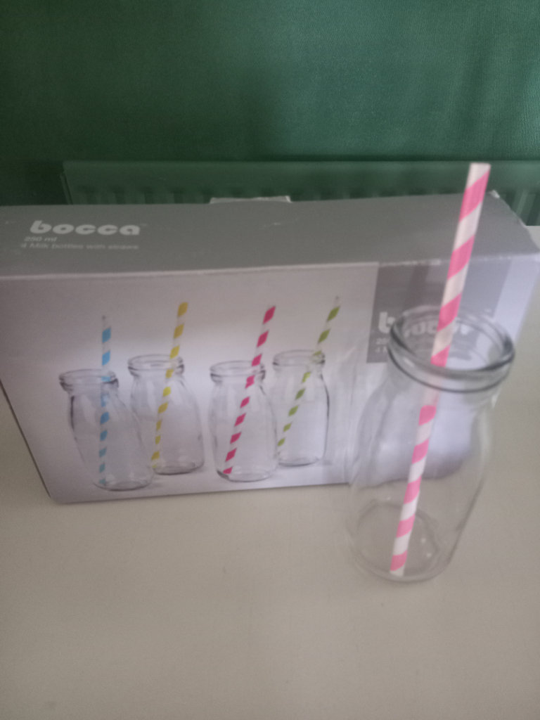  COCKTAILS anyone 🍹Box of 4 small milk bottles with straws NEW