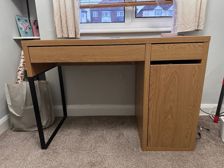 IKEA MICKE Desk – Excellent Condition