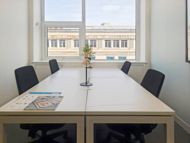 Liverpool - L2 1TS \ Office with 3 Desks for Rent