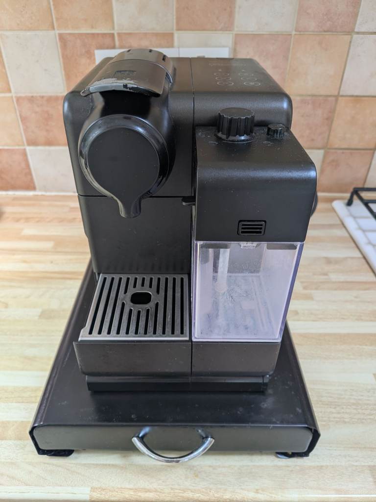 DeLonghi Nespresso Machine – Black, Excellent Condition