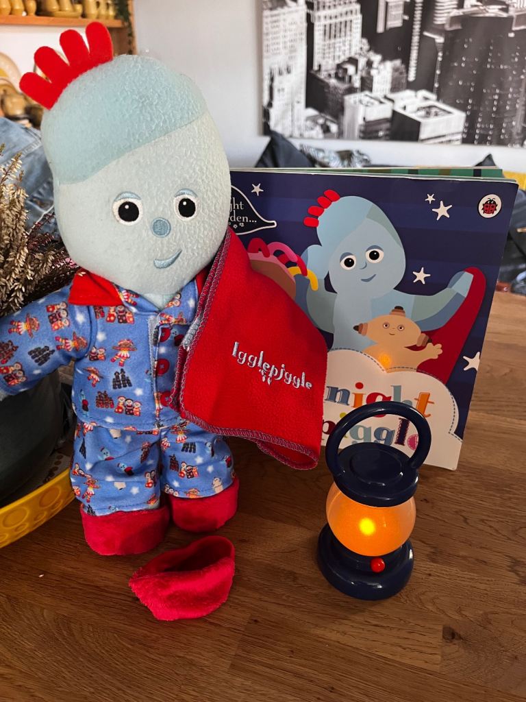 Rare In The Night Garden fully dressed iggle piggle with working lamp blanket & book