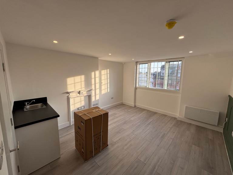 Edit Studio, High Street — Brand New - Zero deposit