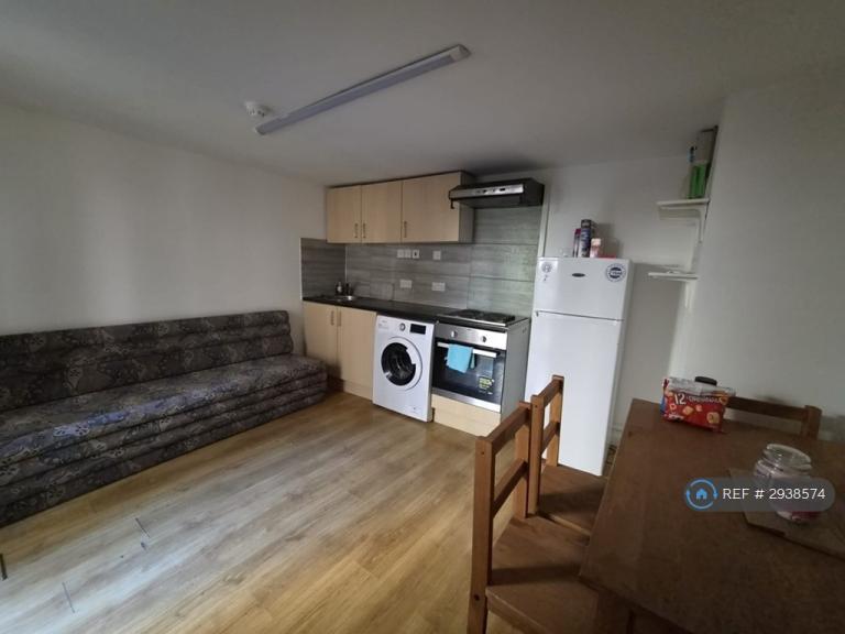 1 bedroom flat in Chatsworth Road, London, E5 (1 bed) (#2938574)
