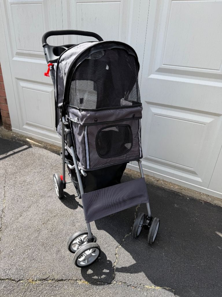 Pet stroller used once !
